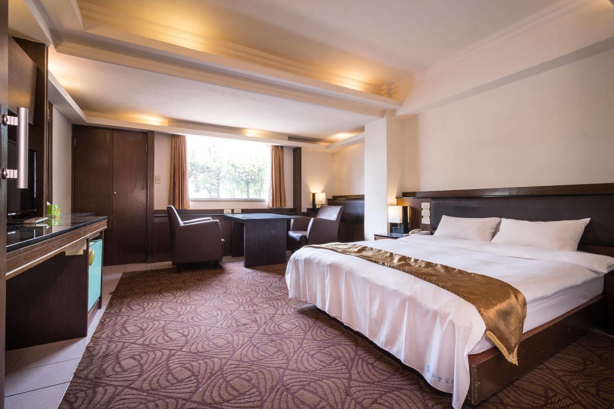 The Enterpriser Hotel Taichung Exterior photo