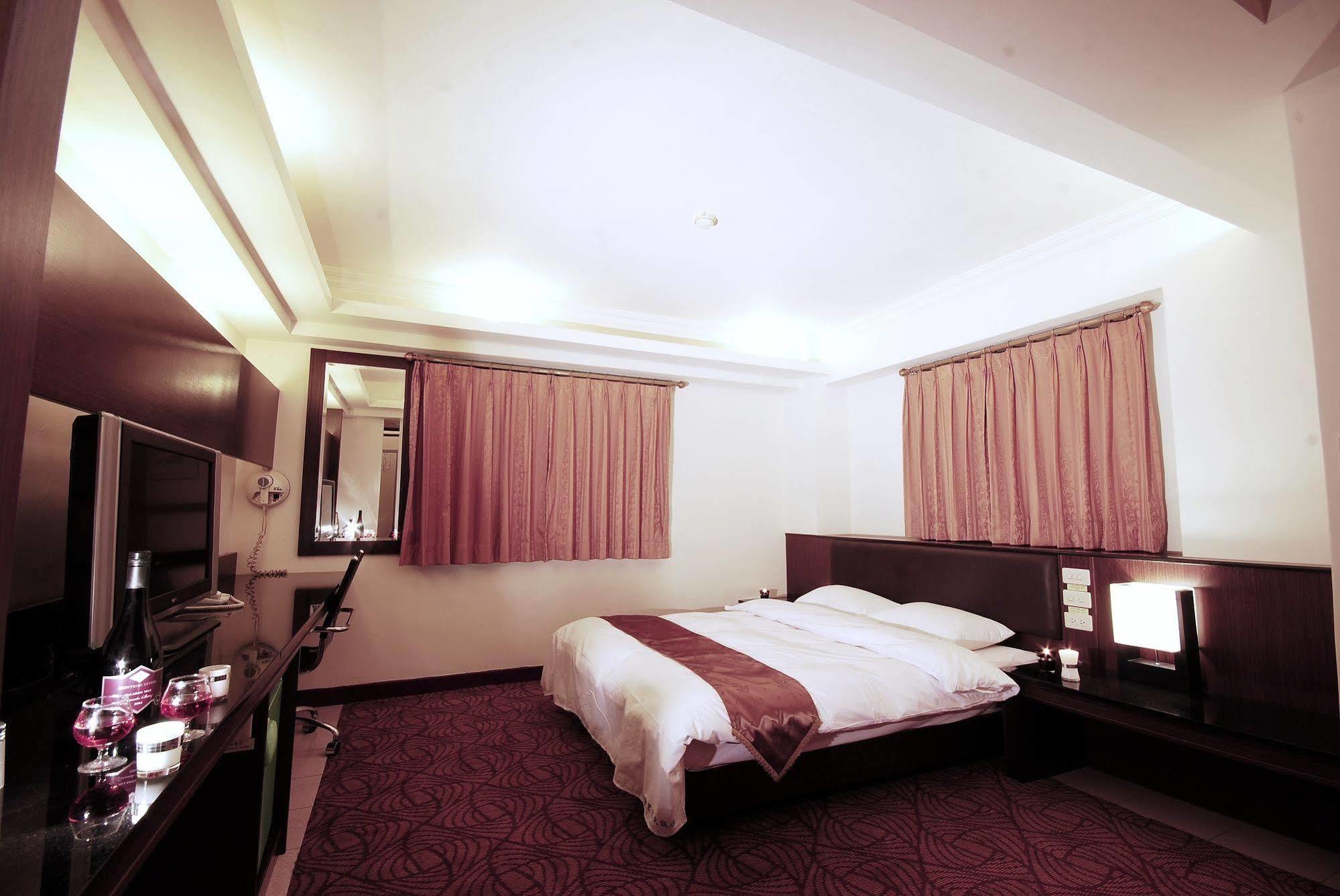 The Enterpriser Hotel Taichung Exterior photo